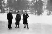 Arvid Svensson, Ella Persson och Sonja Svensson på skridskor. Vinter på Långö vid Wernes stuga, år 1940.