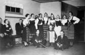 Hällesåkers folkdanslag delar av Hällesåkers spelmanslag, 1940-talet.
Med på bild: Gustav Andersson, Astrid Pettersson och Arvid Svensson.