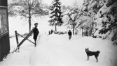 Vy mot Långö.
Vinter på Långö, 1940. Arvid Svensson vid Margots Perssons sommarhus,