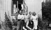 Sommargäster, släkt och vänner utanför Antons hus, 
1940-talet.
Med på bild: Oskar, Nyberg, Klara Svensson, Ivar Svensson och Anton Svensson.
