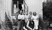 Sommargäster, släkt och vänner utanför Antons hus, 
1940-talet.
Med på bild: Oskar, Nyberg, Klara Svensson, Ivar Svensson och Anton Svensson.