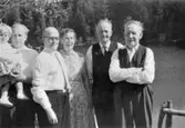 Ivar Svensson har sin dotter Gunilla på armen, Arvid Svensson, Vivi Fredlund, Erik Svensson och Albert Persson på Långön, 1960.