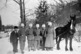 Arvid Svensson med beredskapskompisar och en häst troligtvis någonstans i Sverige, 1940.