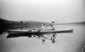En stilla kanotfärd på Nordsjön Sonja och Werner paddlar, 1920.