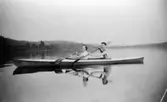 En stilla kanotfärd på Nordsjön Sonja och Werner paddlar, 1920.