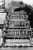 Postverkets tryckeri, Ranhammarsvägen 18,  Ulvsunda, 1968.  
Collator med 7 stationer för iläggning och klistring av
blanketter samt karbonpapper.