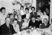 Studentfest för Lennart Svensson i hemmet i Lindome, 1960. Med på bild: Idor Malmqvist, Solveig Svensson, Sonja Svensson, Marianne Svensson, Margareta Svensson, Selma Persson, Sven-Olof Persson, Lennart Svensson, Britt Svensson, Gunilla Svensson, Ida Svensson, Gert-Ove Malmqvist och Anni Persson.