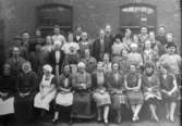 Arbetare utanför Gamla väveriet vid Krokslätts fabriker, år 1926. Längst bak till vänster står Arnold Rosell, barhuvad och med tjockt hårsvall.
