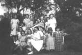 Vårdarinnan Karin Hasselberg med unga kvinnliga elever vid Skolhemmet Stretered den 27 september 1953.