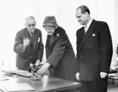 Uppvaktning å postsparbankschefens Sven Lönnqvist tjänsterum.  Foto
10/3 1959.  Avdelningschef Nielsen från Danmark, med fru och
postdirektör Saloila, Finland, beundrar skulpturen 