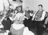 Gustav Svensson (fiol), sonen Sven-Åke Svensson (nyckelharpa) med spelmanslag inviger Mölndals Museums musikutställning 