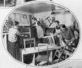 Fyra kvinnor som polerar stolar.
Bilderna 1993_0448-0453 är reproduktionsfotograferade ur en artikel i Vecko-Journalen, från år 1930, angående möbelsnickeriverksamheten i Lindome.