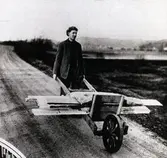 Transport av möbelvirke. Bilderna 1993_0448-0453 är reproduktionsfotograferade ur en artikel i Vecko-Journalen, från år 1930, angående möbelsnickeriverksamheten i Lindome.