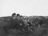 Vidar Karlsson sitter längst till höger, bredvid honom Gustav Svensson (ledande politiker).
De sitter uppe på Störtfjället, Enerbacken 1928. Kvarnbyn syns i bakgrunden.