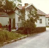 Trädgård och bostadshus på fastigheten Roten F25.