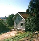 Utsikt på bostadshus Roten F25. Mölndals kyrka (Fässbergs kyrka) skymtar i bakgrunden.