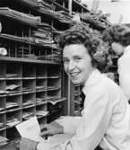 Fru Mainy Johansson deltidsarbetande brevbärare vid 
postkontoret Bandhagen 1, 1963.