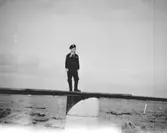 Lars Karlsson (kusin till Alf Garthman) står på en brygga vid Näset. 1950-tal.