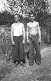 Sommardag i Fjärås Bräcka, 1940-tal. Till vänster Helmer Garthman och Gösta Gunnarsson.