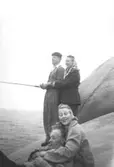 Sportfiske vid Näset, 1950-tal. Till vänster sitter Ingrid Karlsson med fästman. Stående från vänster: Helmer Garthman och Kerstin Karlsson.