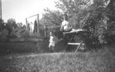 Alf och Helmer Garthman i trädgården. Mölndal, 1950-tal.