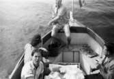 Helmer Garthmans jobbkompisar, från API, är ute med båt och fiskar. Näset, 1950-tal.