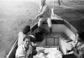 Helmer Garthmans jobbkompisar, från API, är ute med båt och fiskar. Näset, 1950-tal.