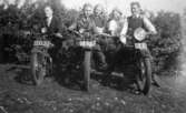 Helmer Garthman, till vänster, sitter på sin mc av okänt fabrikat. Resten av sällskapet är okända för givaren. Fjärås Bräcka, 1940-tal.