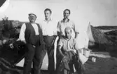 Några personer står och sitter utanför tält vid Fjärås Bräcka, 1930. Andre person från vänster: Helmer Garthman, sittandes är Bror Eriksson, övriga är okända.