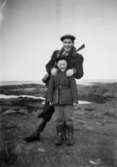 Helmer Garthmans kompis Sven Torgé håller händerna på Leif Garthmans axlar. De poserar ute på Näset, 1950-tal.