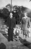 Familjen Garthman är ute och går i Broslätt. Pappa Helmer, sonen Leif-Åke samt mamma Astrid. Mitten av 1940-talet.