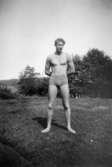 En okänd man står på en gräsmatta vid sjön Lygnern i Fjärås, 1930- 40-tal. Kamrat till Helmer Garthman som är givarens far.