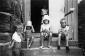 Kusiner utanför Solbacken vid Gunnebo slott, 1950- 60-tal. Från vänster: Jerry Garthman, Reine Andersson, Gunilla Andersson. Barnet längst till höger är okänt.