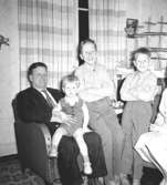 Hemma hos familjen Garthman. Från vänster; pappa Helmer med Jerry i knät, Leif-Åke, Alf och mamma Astrid. Familjen bodde på Barnhemsgatan 21, 1 rum och kök med kammare, år 1958.