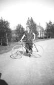 Helmer Garthman står på en grusväg bredvid sin cykel. Fjärås Bräcka, 1930-tal.
