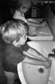 Henrik och Rick tvättar händerna vid var sitt handfat. Lunkentussen, Katrinebergs daghem 1992-93.
