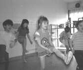 Fem barn har gymnastik inomhus. Närmast i bild är Jessika, Cecilia och Armin. Lunkentussen, Katrinebergs daghem 1992.