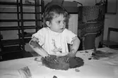 Lilla Alexandra målar med fingerfärg på Lunkentussen, Katrinebergs daghem, 1992.