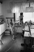 Pontus hjälper till med att vända upp köksstolarna på bordet av furu. Det finns fler stolar, bl a en trip trap stol som ännu står kvar på golvet. Hoppetossan, Katrinebergs daghem 1992.