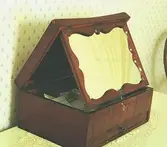 En rakspegel i mahogny.