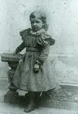 Anna Benjaminsson f. 1893 i USA. Dotter till snickaren och bildhuggaren Andreas Benjaminsson och Beata f. Lindbäck.