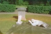Dokumentation av sönderslagna skulpturer Bacchus och Flora, Gunnebo slott juni 1993.