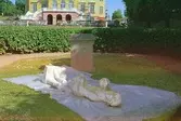 Dokumentation av sönderslagna skulpturer Bacchus och Flora, Gunnebo slott juni 1993.