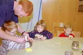 Familjesöndag med tillverkning av miniatyrstolar. Se även 1994_1035-1994_1045.