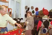 Hattprovning. Julmarknad på Mölndals museum 1994-12-04.
