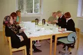 Avtackning av intendent Sten Svensson på Mölndals museum 1994. Sittande på vänster sida: barnkultursekreterare Åsa Kirby, Monica Perman, tekniker Sven-Åke Svensson. Sittande på höger sida från fönstret: tekniker Alf Garthman, intendent Sten Svensson och museichef Mari-Louise Olsson.