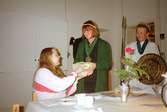 Museichef Mari-Louise Olsson och Pia Persson avtackar receptionist Kim Linder med en gåva. Mölndals museum 1994.