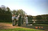 En studentkör som sjuger vid dammen i Gunnebo slottspark den 12 maj 1988.