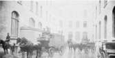 Fältpost vid postutställningen på Centralpostkontorets i Stockholm gård år 1903.  Till vänster fältpostexpeditionsvagn av 1901 års modell, till höger fältposttransportvagn av samma årsmodell.