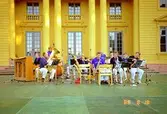 Scenen vid Gunnebo slott, med en orkester som spelar.